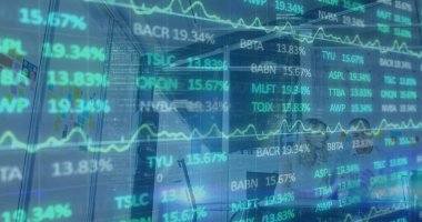 Çeşitli erkek ve kadın meslektaşların tartıştığı borsa veri işleme görüntüsü. Küresel ekonomi ve iş teknolojisi kavramı