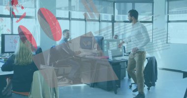 Ofiste birbirine beşlik çakan iki farklı adama karşı istatistiksel veri işleme görüntüsü. Bilgisayar arayüzü ve iş veri teknolojisi kavramı