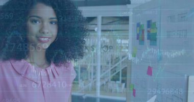 Ofisteki iki ırklı iş kadınının mali veri işleme görüntüsü. Küresel iş, finans, bilgisayar ve veri işleme kavramı dijital olarak oluşturulmuş görüntü.