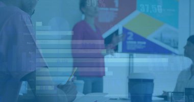 Muhtelif meslektaşların ofiste toplanmasıyla ilgili finansal veri işleme resmi. İş, finans, takım çalışması ve dijital görüntü arayüzü kavramı.