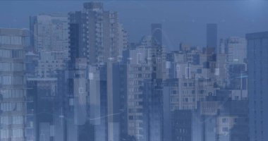 Şehirdeki yüksek binaların havadan görüntüsüne karşı istatistiksel veri işleme görüntüsü. Bilgisayar arayüzü ve iş veri teknolojisi kavramı