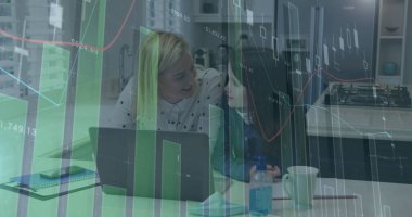 Beyaz bir annenin, kızına ev ödevinde yardım etmesi üzerine veri işleme görüntüsü. Okul ve eğitim teknolojisi kavramı