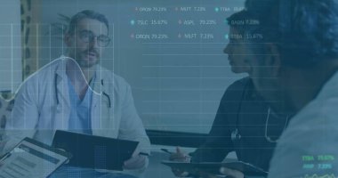Hastanedeki çeşitli doktorlardan oluşan bir ekibin borsa veri işleme görüntüsü. Küresel ekonomi ve tıbbi sağlık teknolojisi kavramı