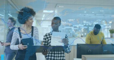 Ofiste konuşan çeşitli kadın iş arkadaşlarının mali kod verilerinin görüntüsü. İş, işbirliği, ofiste çalışmak ve teknoloji konsepti dijital olarak oluşturulmuş görüntü.