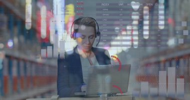 Depo nakliye merkezinde dizüstü bilgisayarla çalışan bir kadının veri işleme görüntüsü. küresel sevkiyat, dağıtım ve çevrimiçi alışveriş konsepti dijital olarak oluşturuldu.