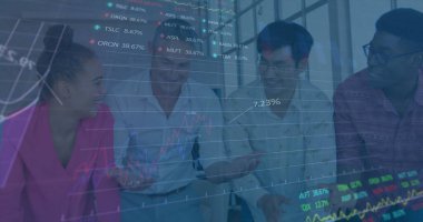 Birden fazla grafik ve ticaret kurulunun görüntüsü, çeşitli iş arkadaşları ofiste fikirleri paylaşıyor. Dijital bileşik, çoklu pozlama, rapor, iş dünyası, borsa, planlama ve takım çalışması kavramı.