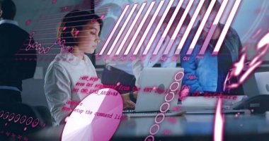 Ofisteki çeşitli iş adamlarıyla ilgili finansal veri işleme resmi. Küresel finans, iş, bağlantılar, hesaplama ve veri işleme kavramı dijital olarak oluşturuldu.