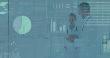 Çeşitli sağlık çalışanlarının veri işleme görüntüsü hastanedeki acil durum için doktorları arıyor. Tıbbi sağlık ve iş verileri teknolojisi kavramı