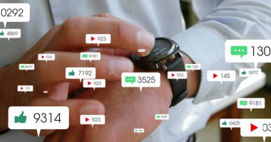 Kafkas iş adamının orta kesiminde akıllı gözlerle bildirilmiş barlar. Dijital bileşik, çoklu pozlama, sosyal medya anımsatıcı, alışveriş ve teknoloji kavramı.