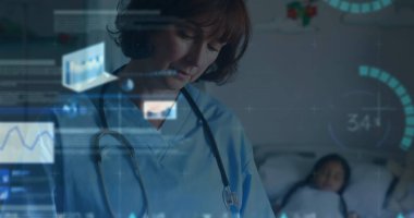 Hastanedeki panoya yazı yazan beyaz kadın sağlık görevlisinin veri işleme görüntüsü. Tıbbi sağlık ve teknoloji konsepti