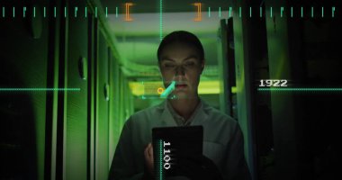 Beyaz kadının bilgisayar sunucularıyla dijital veri işleme görüntüsü. Dijital olarak oluşturulmuş küresel bağlantılar, hesaplama ve veri işleme kavramı.