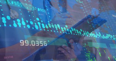 Hastanedeki panoya yazı yazan erkek sağlık çalışanının orta bölümündeki veri işleme görüntüsü. Tıbbi sağlık ve teknoloji konsepti