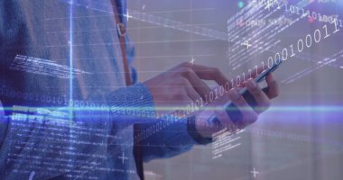 Akıllı telefon kullanan bir adamın orta kesimine karşı veri işleme ve mavi ışık izleri. Küresel ağ ve iş teknolojisi kavramı