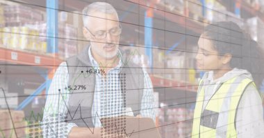 Çeşitli kadın ve erkek depo çalışanlarının not aldığı finansal grafikler. iş, finans ve dağıtım hizmetleri kavramı dijital olarak oluşturulmuş görüntü.