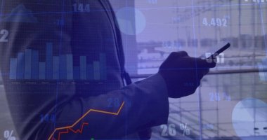 Yürürken akıllı telefon kullanarak iş adamının üzerinde şema ve veri işleme resmi. Küresel iş, teknoloji ve dijital arayüz kavramı dijital olarak oluşturulmuş görüntü.