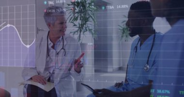 Çeşitli doktorların hastanede tartıştıkları birden fazla grafik ve takas panolarının görüntüsü. Dijital bileşik, çoklu pozlama, rapor, iş dünyası, borsa, tıbbi ve sağlık konsepti.