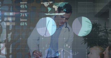 Finansal grafikler ve beyaz erkek doktorların hastalarla konuştuğu veriler. Sağlık, ilaç ve finans kavramı dijital olarak üretilen imaj.