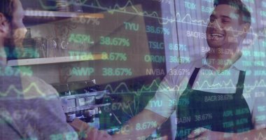 Özne gülümsüyor ve müşteri kafede tezgahta. Küresel finans ve ekonomi kavramları, mavi arka planda beyaz bir zarfa karşı mali veri işleme gibi. 