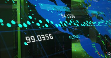 Bilgisayar sunucuları üzerinden veri işleme resmi. Küresel iş, finans, hesaplama ve veri işleme kavramı dijital olarak oluşturulmuş görüntü.