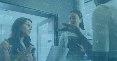 Muhtelif meslektaşların ofiste toplanmasıyla ilgili finansal veri işleme resmi. İş, finans, takım çalışması ve dijital görüntü arayüzü kavramı.