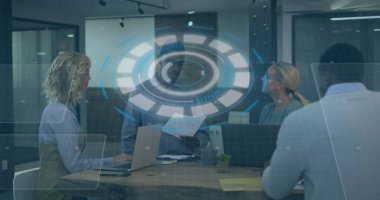 Muhtelif meslektaşların ofiste tartıştıkları veri işleme arayüzünün görüntüsü. Bilgisayar arayüzü ve iş teknolojisi kavramı