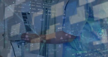 Teslimatçı yükleme bağlantıları üzerinden finansal veri işleme resmi. Global, dijital arayüz ve teknoloji konseptini dijital olarak oluşturulan imajı finanse eder.