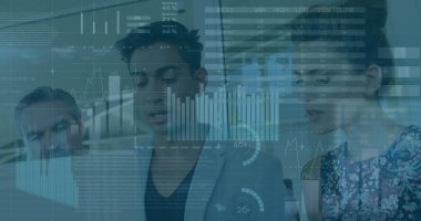 Ofiste dizüstü bilgisayarla tartışan çeşitli meslektaşlar hakkında istatistiksel veri işleme resmi. İş veri teknolojisi kavramı