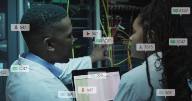 Veri sunucu sistemini tartışan Afro-Amerikan mühendisler üzerindeki bilgilendirme barlarının resmi. Dijital bileşik, çoklu pozlama, sosyal medya, takım çalışması, veri merkezi, ağ oluşturma, teknoloji.