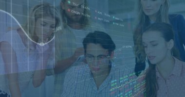 Ofiste iş tartışması yapan çeşitli meslektaşların mali veri işleme görüntüsü. Küresel iş, finans, hesaplama ve dijital arayüz kavramı dijital olarak oluşturuldu.