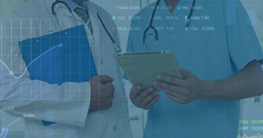 Çeşitli erkek doktor ve sağlık çalışanlarının hastanede tartıştığı veri işleme görüntüsü. Küresel ekonomi ve tıbbi sağlık teknolojisi kavramı