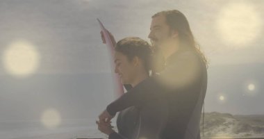 Sörf tahtası olan beyaz bir çiftin üzerindeki benekler. Boş zaman, tatiller ve dijital arayüz kavramı dijital olarak oluşturuldu.