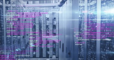 Veri merkezindeki sunucular üzerinden bilgisayar kodu resmi. Teknoloji, kodlama, programlama, dijital, ağ, bilişim