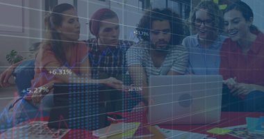 Ofisteki çeşitli iş adamlarıyla ilgili finansal veri işleme resmi. Küresel finans, iş, bağlantılar, hesaplama ve veri işleme kavramı dijital olarak oluşturuldu.