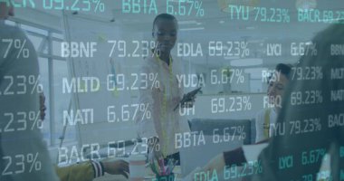 Çok ırklı iş arkadaşlarının ofiste görüşlerini paylaşan ticaret kurulu görüntüsü. Dijital bileşik, çoklu pozlama, borsa, iş dünyası, takım çalışması, iletişim ve soyut kavram.