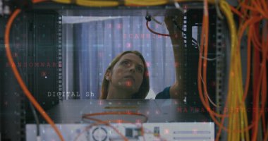 Beyaz kadın sunucu oda çalışanı üzerinden finansal veri işleme görüntüsü. küresel iş, finans ve bağlantılar konsepti dijital olarak oluşturulmuş görüntü.