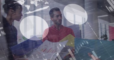 Modern ofiste çeşitli çiftler evrakları inceliyor. Kadın uzun siyah saçlı, adam sakallı ve kısa saçlı, ikisi de sıradan giyinmiş.