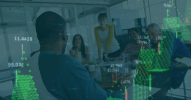 Ofisteki çeşitli iş adamlarıyla ilgili finansal veri işleme resmi. Küresel finans, iş, bağlantılar, hesaplama ve veri işleme kavramı dijital olarak oluşturuldu.