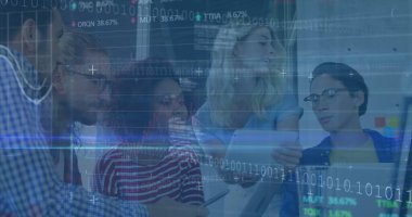 Çeşitli meslektaşların dijital tablet üzerinde tartıştığı borsa veri işleme görüntüsü. Küresel ekonomi ve iş teknolojisi kavramı