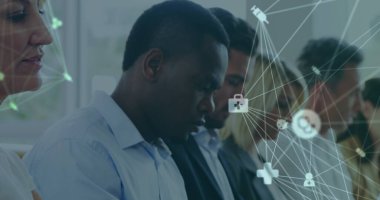 Toplantıda farklı iş adamlarının veri işleme görüntüsü. küresel iş ve dijital arayüz kavramı dijital olarak oluşturulmuş görüntü.