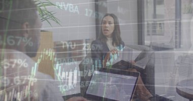 Ofisteki çeşitli iş adamlarıyla ilgili finansal veri işleme resmi. Küresel ağlar, hesaplama, iş, finans ve veri işleme kavramı dijital olarak oluşturuldu.