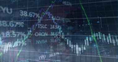 Finansal grafiklerin ve gece manzarasındaki verilerin resmi. Küresel finans, ekonomi ve şehir hayatı kavramı dijital olarak oluşturulmuş görüntü.