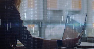 Dizüstü bilgisayarla iş kadınına ait diyagramlar ve veri işleme resimleri. Küresel iş, teknoloji ve dijital arayüz kavramı dijital olarak oluşturulmuş görüntü.