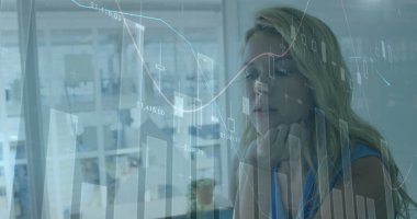 Kafkas iş kadınının ofisindeki veri işleme görüntüsü. Küresel iş ve dijital arayüz kavramı dijital olarak oluşturulmuş görüntü.