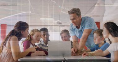 Kafkas erkek öğretmenin okulda öğrencilere öğrettiği borsa veri işleme görüntüsü. Okul ve eğitim teknolojisi kavramı