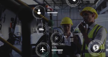 Depoda çalışan çeşitli erkek ve kadın yöneticilere karşı veri işleme görüntüsü. Gelecekteki tedarik zinciri ve lojistik ağ işi kavramı