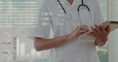 Beyaz kadın doktor üzerinden finansal veri işleme görüntüsü. Küresel tıp, işletme, bağlantılar, hesaplama ve veri işleme kavramı dijital olarak oluşturulmuş görüntü.