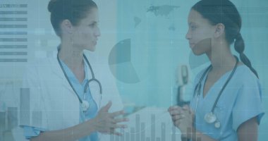 Çeşitli kadın doktor ve sağlık çalışanlarının hastanede tartıştığı veri işleme görüntüsü. Tıbbi sağlık ve iş verileri teknolojisi kavramı