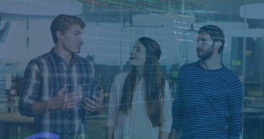 Kafkasyalı iş arkadaşlarının ofiste tartıştığı birden fazla grafik ve alım satım tahtası. Dijital bileşik, çoklu pozlama, rapor, iş, planlama, takım çalışması ve borsa konsepti.