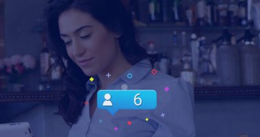 Medya simgeleri, tablet kullanan iki ırklı iş kadınının üzerinde. İş, teknoloji ve dijital arayüz kavramı, dijital olarak oluşturulmuş görüntü.