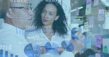 Ofisteki çeşitli iş adamlarıyla ilgili finansal veri işleme resmi. Küresel iş, finans, hesaplama ve veri işleme kavramı dijital olarak oluşturulmuş görüntü.